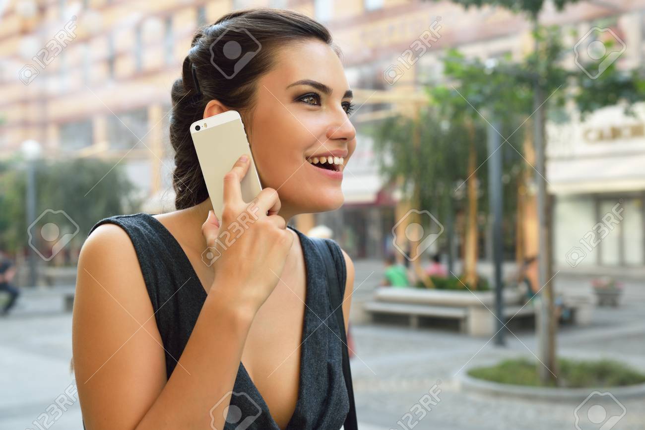 若い魅力的な明るい女性呼び出し元スマート フォン 夏の屋外 の写真素材 画像素材 Image