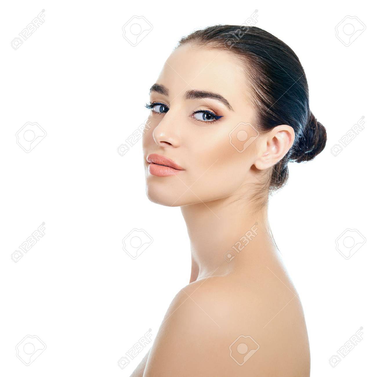 Foto de Young pretty woman on isilated background in white