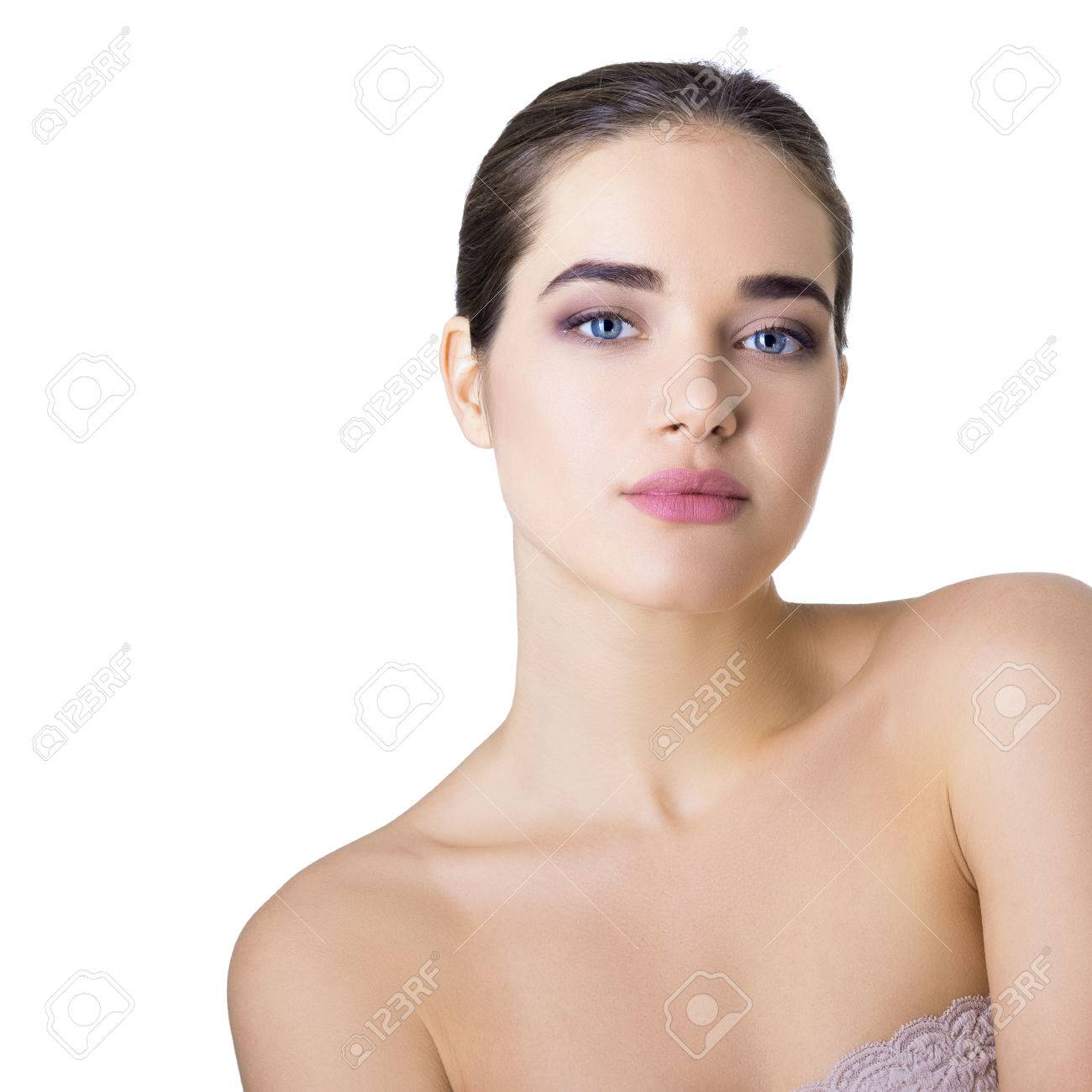 美しい女性の肖像画 美しい若い女性が白い背景にポーズします 医療 若者と高齢化 スパ 美容の概念 の写真素材 画像素材 Image