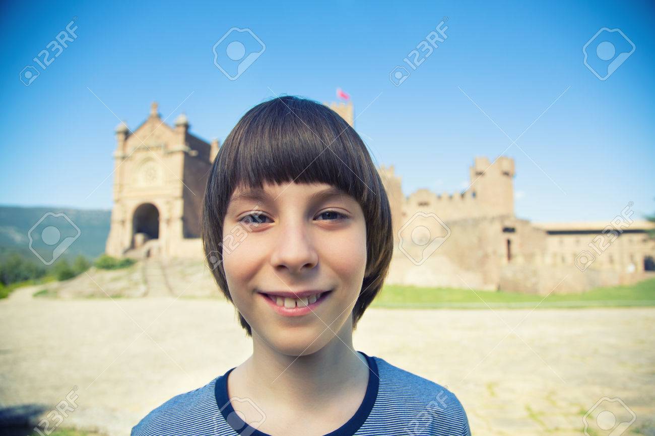 美しい 11 年歳の少年のポーズと古代スペイン語微笑む城ハビエル ナバラ スペイン 文化的 歴史的なスペインの遺産 トーンの Selfie に対して建築視力 広角 イメージを作る若い観光客 の写真素材 画像素材 Image 81112377