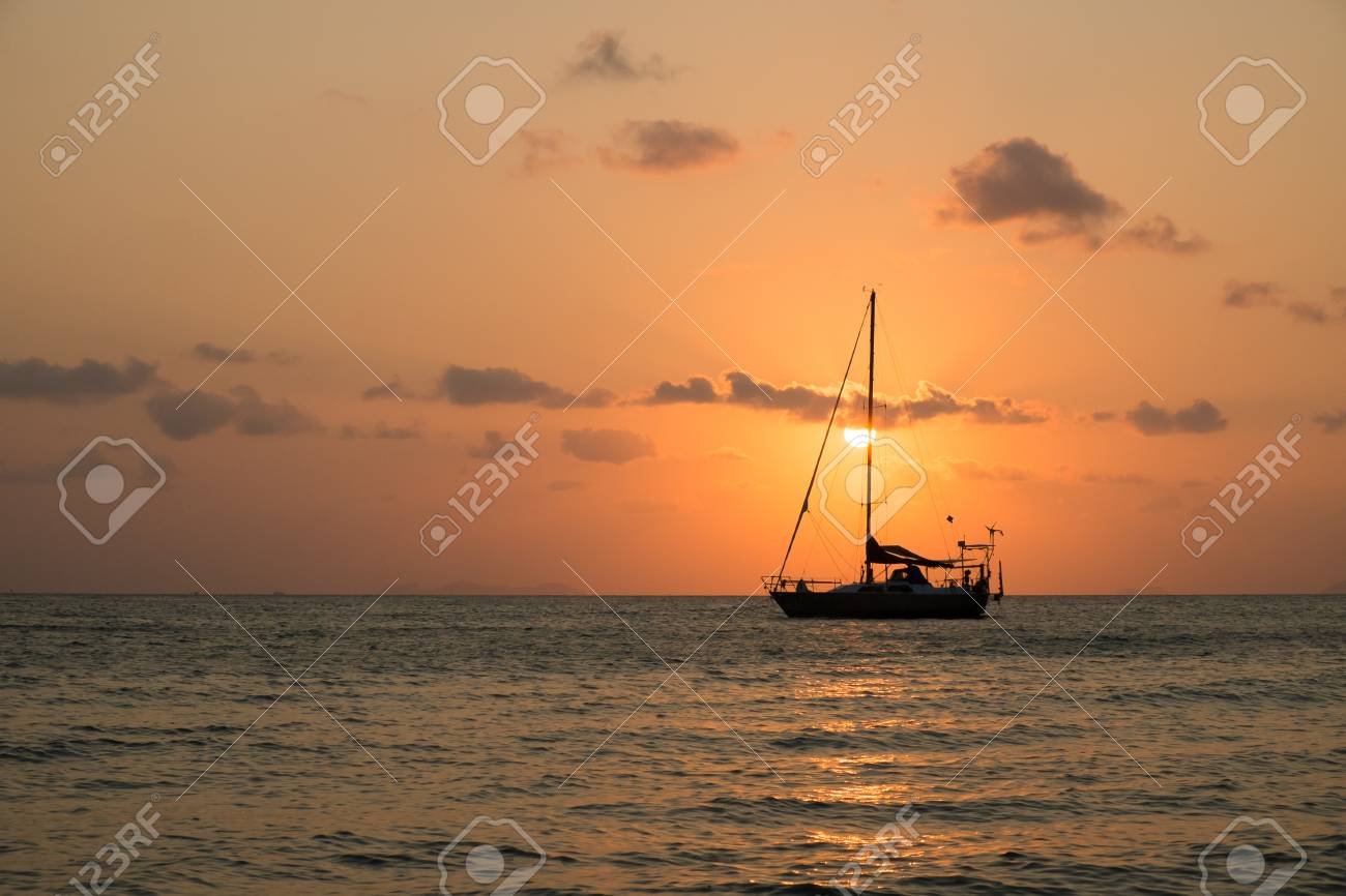 Coucher De Soleil Avec Bateau à Voile