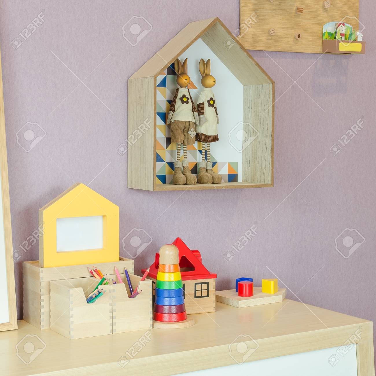 Spielwaren Auf Holzernem Schreibtisch Mit Bilderrahmen Und Regalen Auf Wand Im Kinderzimmer Lizenzfreie Fotos Bilder Und Stock Fotografie Image 51436942