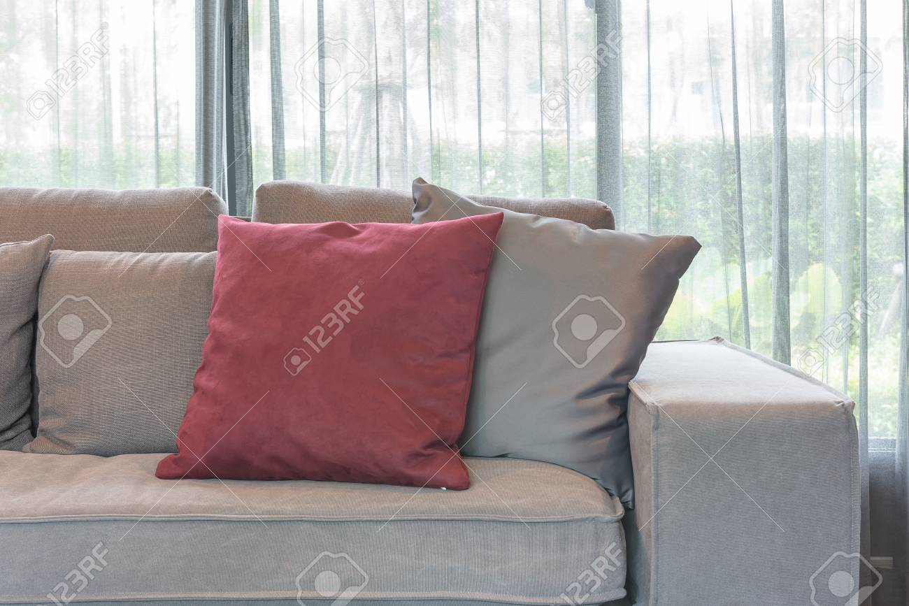 Rood Kussen Op Moderne Bank In De Woonkamer Design Royalty-Vrije ... Rood Kussen Op Moderne Bank In De Woonkamer Design Royalty-Vrije ...
