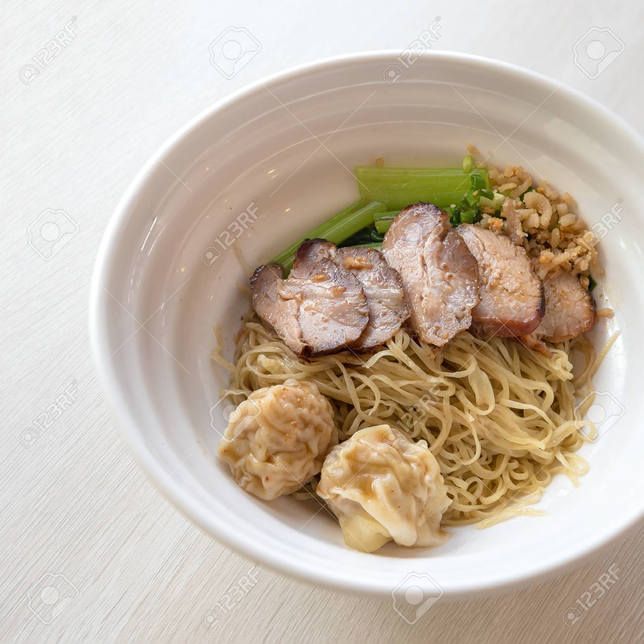 木製のテーブルに赤いロースト ポークと卵麺 の写真素材 画像素材 Image
