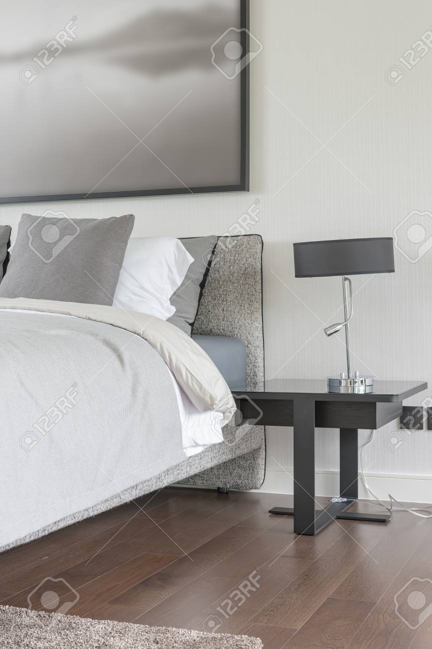 Cuscino Grigio Sul Letto Bianco In Camera Da Letto Moderna Con ... Cuscino Grigio Sul Letto Bianco In Camera Da Letto Moderna Con ...