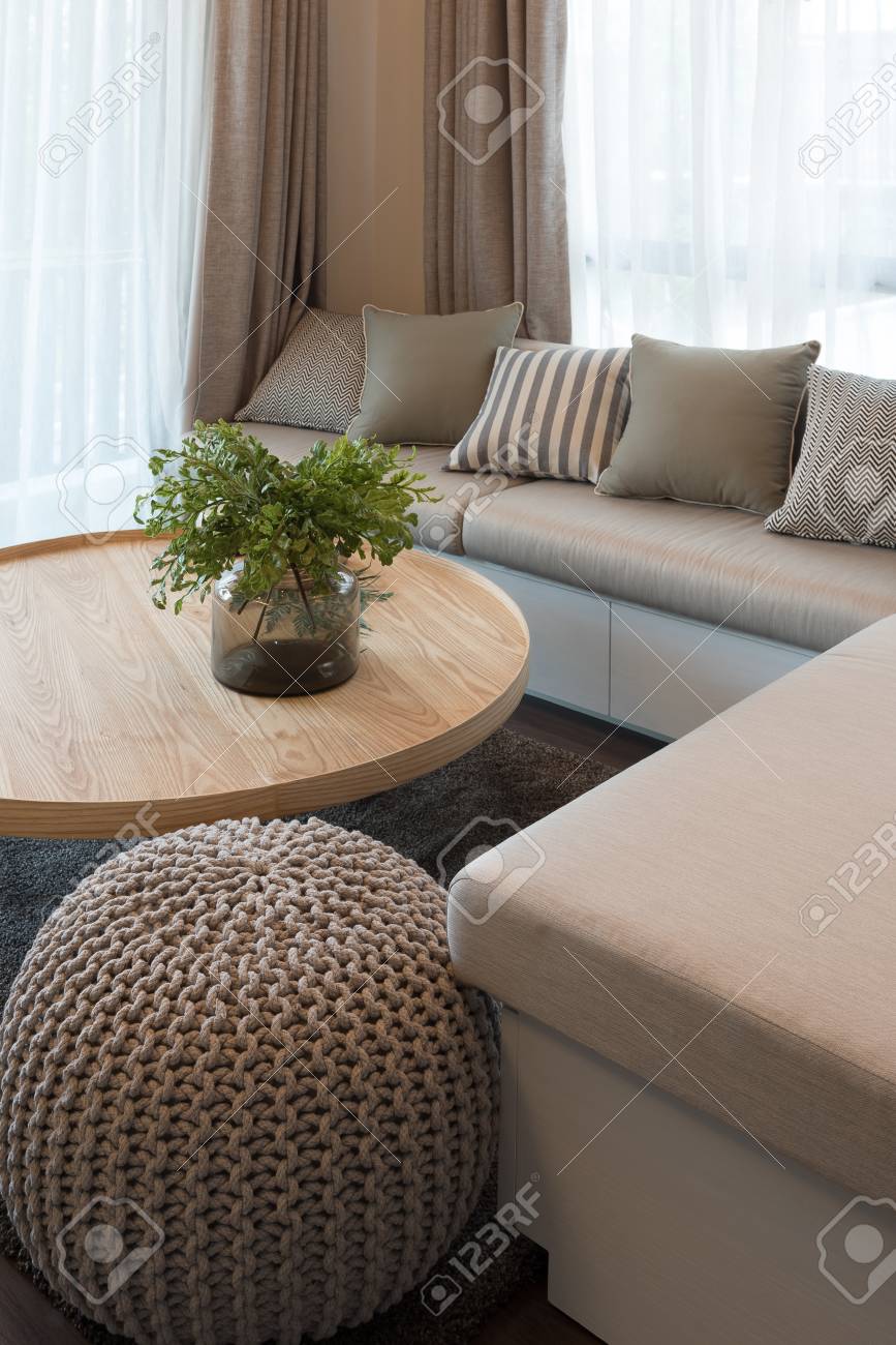 Vielzahl Von Anlagen Auf Holzernem Rundtisch Im Modernen Wohnzimmerdesign Innenarchitekturkonzept Lizenzfreie Fotos Bilder Und Stock Fotografie Image 78162628