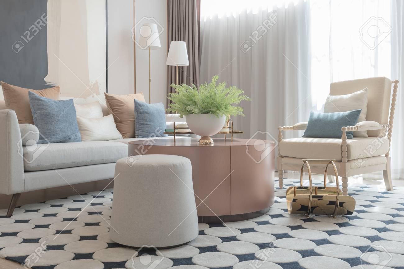 Moderne Woonkamer Met Set Van Kussens Op De Bank, Interieurconcept ... Moderne Woonkamer Met Set Van Kussens Op De Bank, Interieurconcept ...