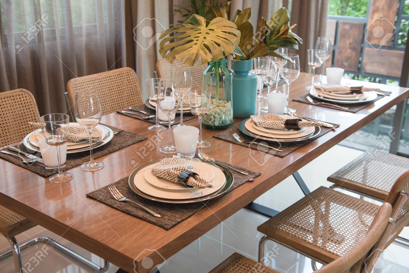 Mesa De Lujo En La Mesa De Comedor De Madera En El Comedor Clásico ... Mesa De Lujo En La Mesa De Comedor De Madera En El Comedor Clásico ...