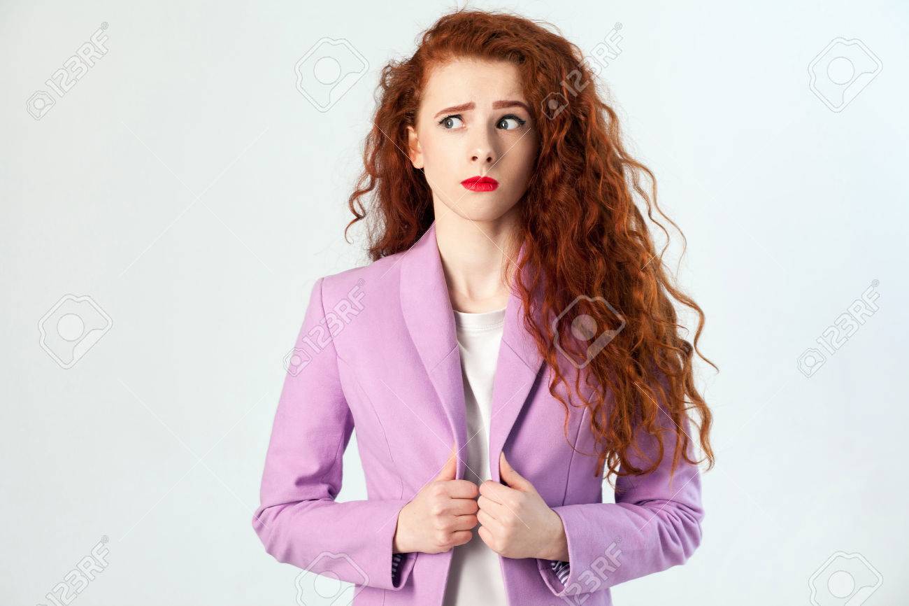 Portrait Dune Jolie Femme Daffaires Réfléchie Aux Cheveux Roux Et Marron Et Maquillage En Costume Rose Pensant Et Détournant Les Yeux Studio Tiré
