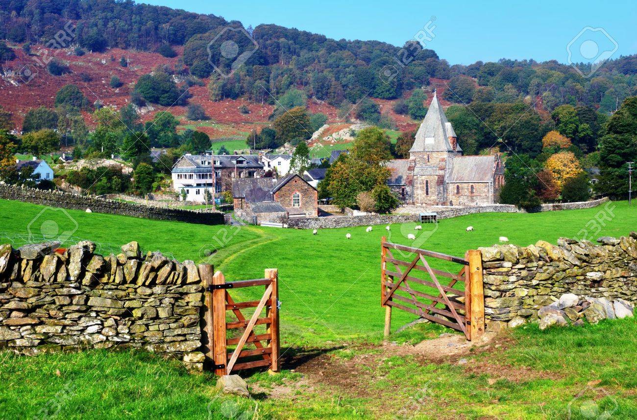 Finsthwaite 村 教会 カンブリア州 イングランド フォア グラウンドでオープンの農場での田舎の風景 の写真素材 画像素材 Image