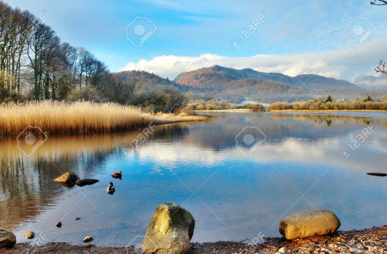 Pittoresque Wetherlam Montagne Reflète Dans Les Eaux Calmes De La Elter Leau Du Lac Langdale Lake District Anglais