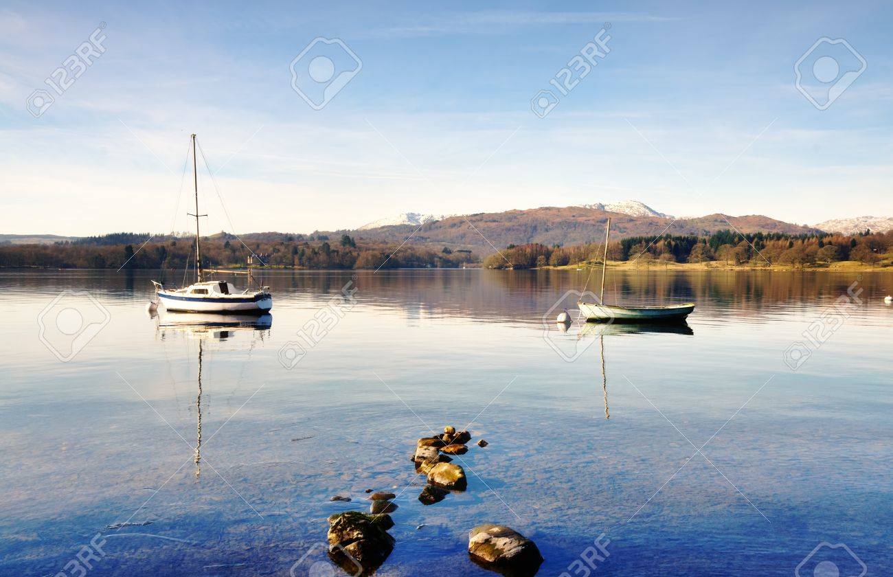 浅い水の中の岩と冬は日当たりの良い朝 イギリス湖水地方のウィンダミア湖のコニストン老人と Wetherlam の背景に係留された 2 隻の静かなビュー の写真素材 画像素材 Image 浅い水の中の岩と冬は日当たりの良い朝 イギリス湖水地方のウィンダミア湖のコニストン老人と Wetherlam の背景に係留された 2 隻の静かなビュー の写真素材 画像素材 Image