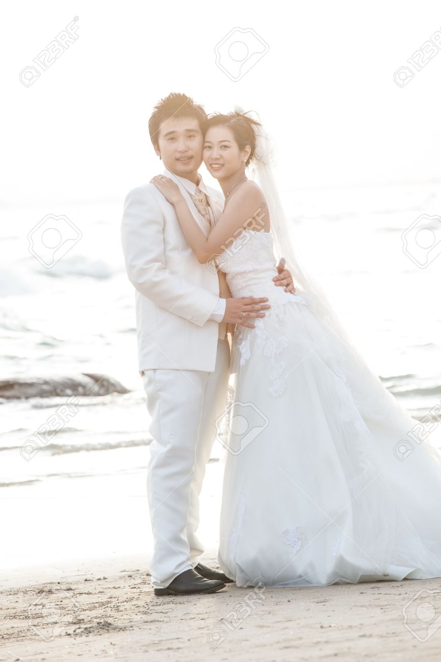 Homme Et La Femme En Costume De Mariage à La Mer Plage