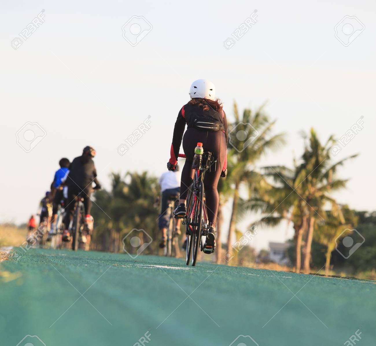 美しいライダー スーツに緑のトラックに女性乗馬自転車 の写真素材 画像素材 Image