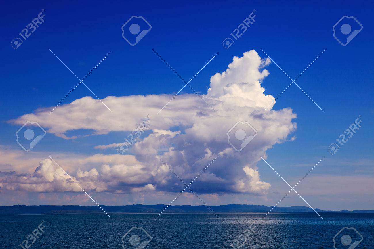 青い空に白い雲が美しいファンタジーは青い海面を Cloudscape の自然な背景として使う の写真素材 画像素材 Image 青い空に白い雲が美しいファンタジーは青い海面を Cloudscape の自然な背景として使う の写真素材 画像素材 Image
