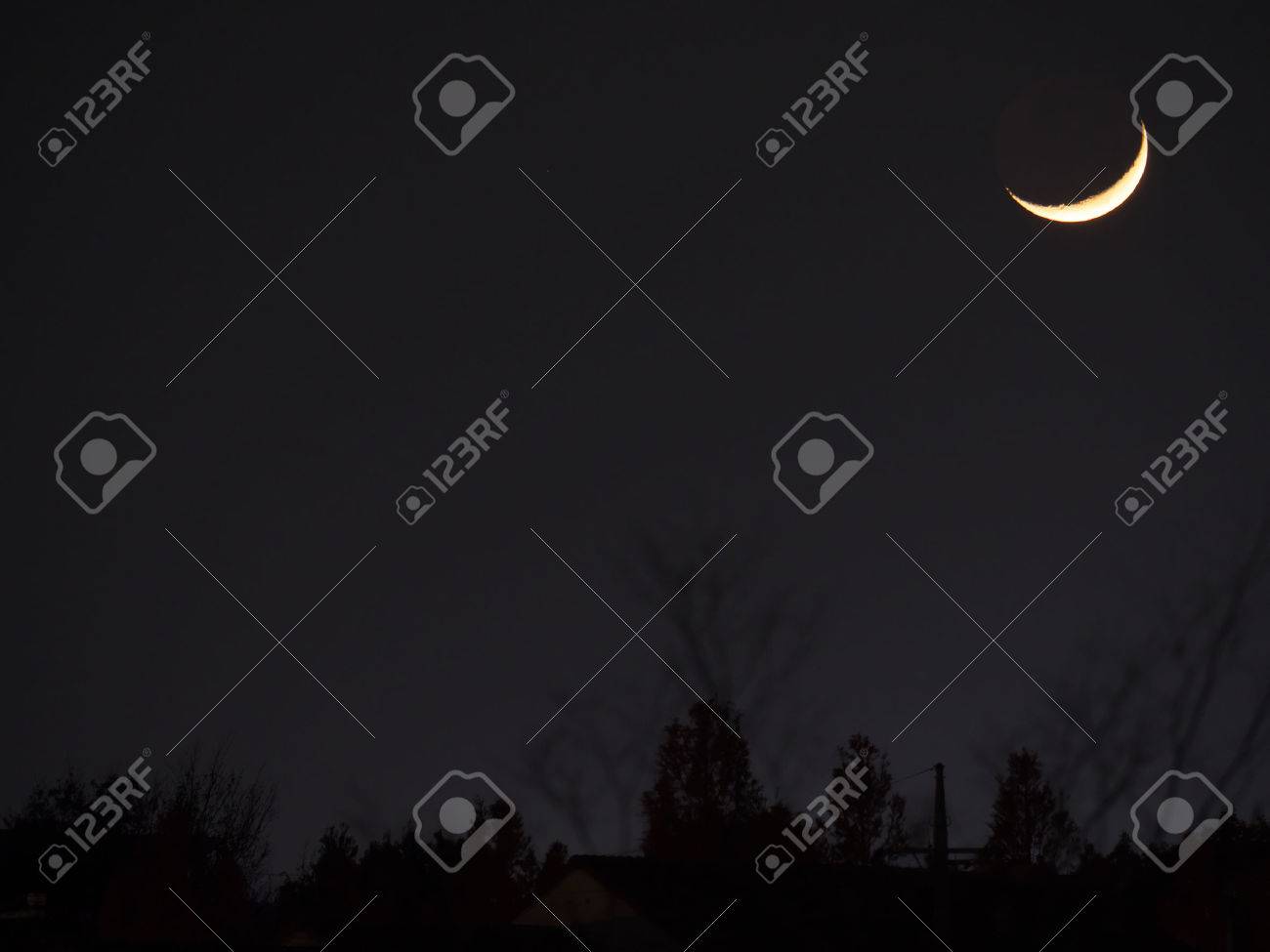 照三日月 月齢は 3 8 東京 日本 3 12 月 16 の写真素材 画像素材 Image