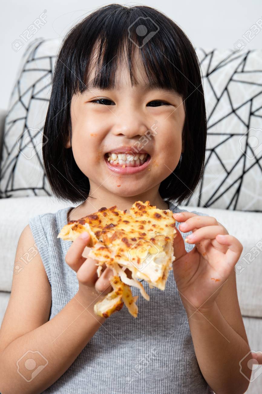 Asian Kleine Chinesische Madchen Die Pizza Essen Zu Hause Lizenzfreie Fotos Bilder Und Stock Fotografie Image 63509364
