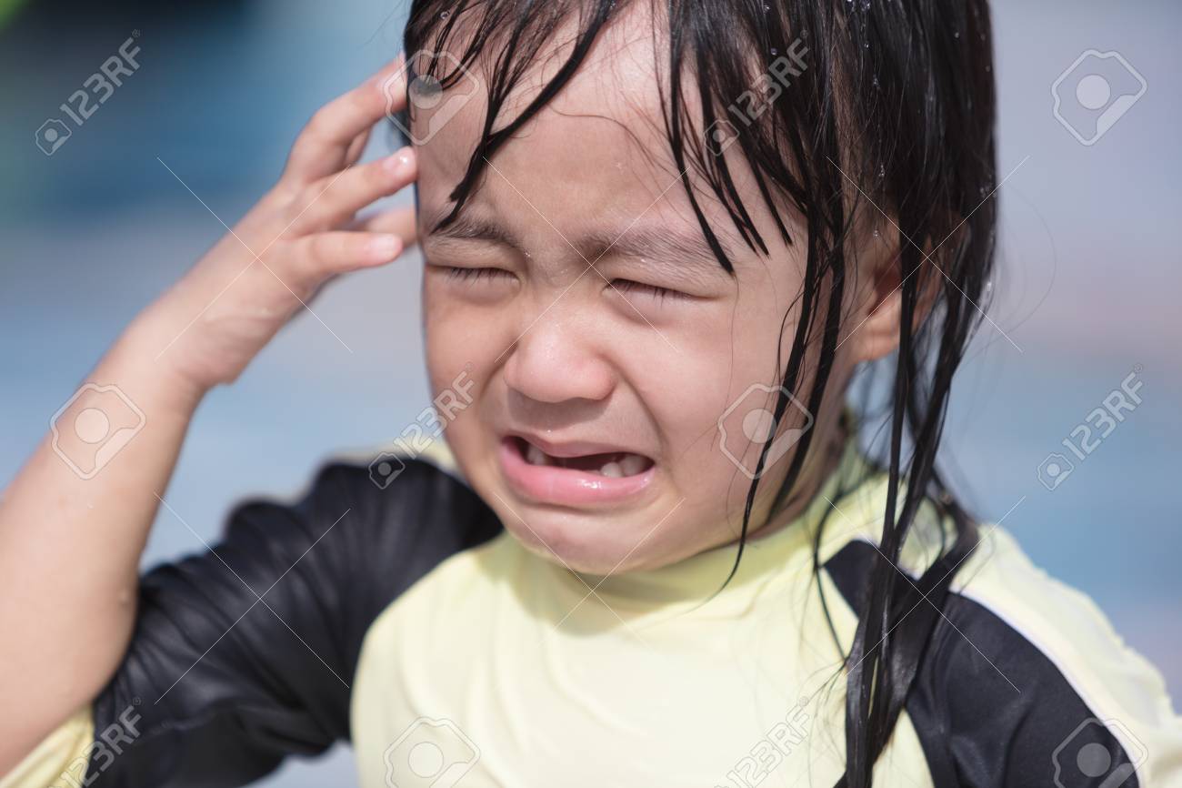 泣く少女 