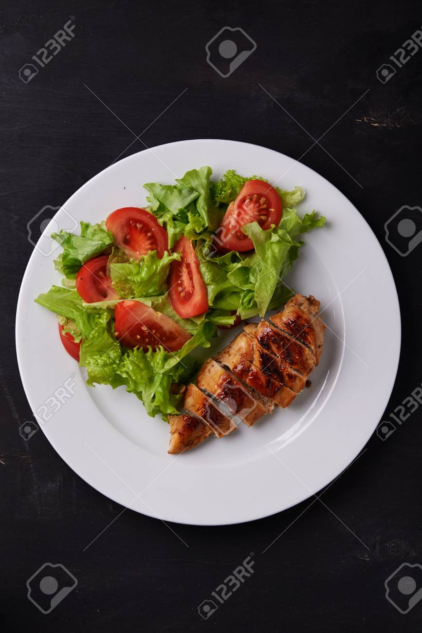 フライドチキンフィレとサラダを皿に盛り付けます トップビュー の写真素材 画像素材 Image