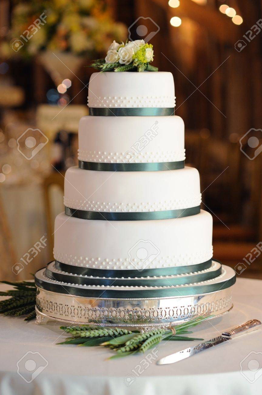 Gâteau De Mariage Vert Et Blanc à La Réception Dans La Grange
