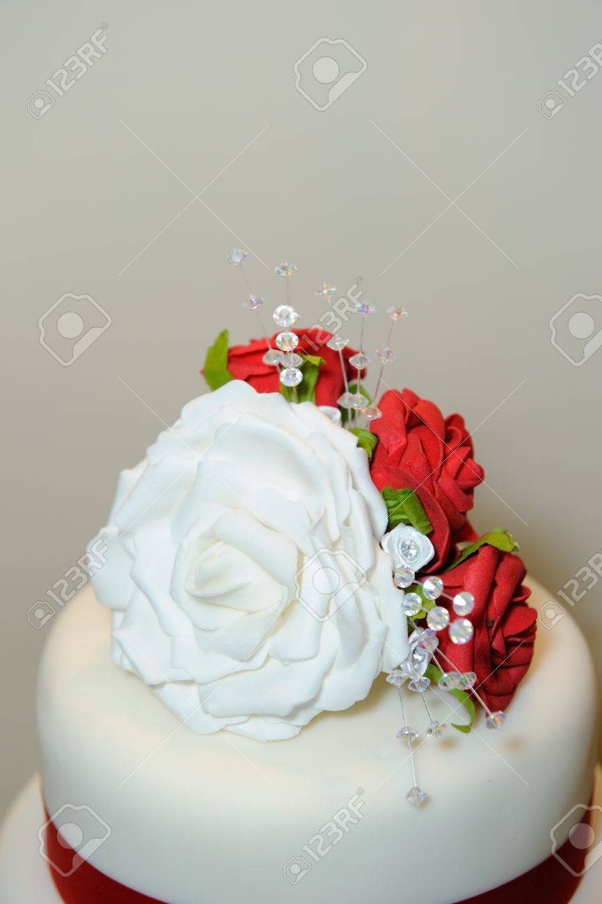 Decoración De La Torta De Boda Es Rosas Rojas Y Blancas Fotos, Retratos,  Imágenes Y Fotografía De Archivo Libres De Derecho. Image 15870518.