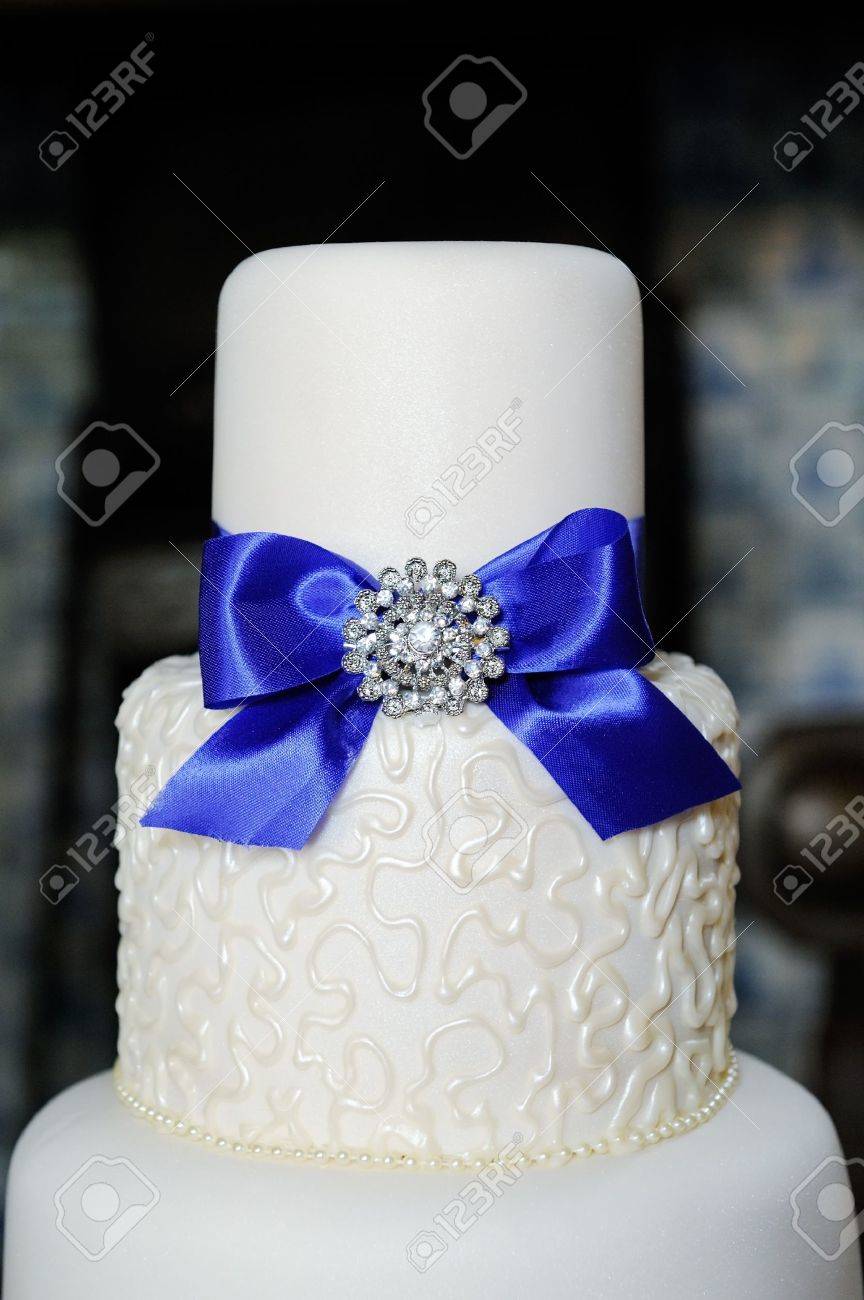 Gros Plan Du Gâteau De Mariage Bleu Et Blanc à La Réception