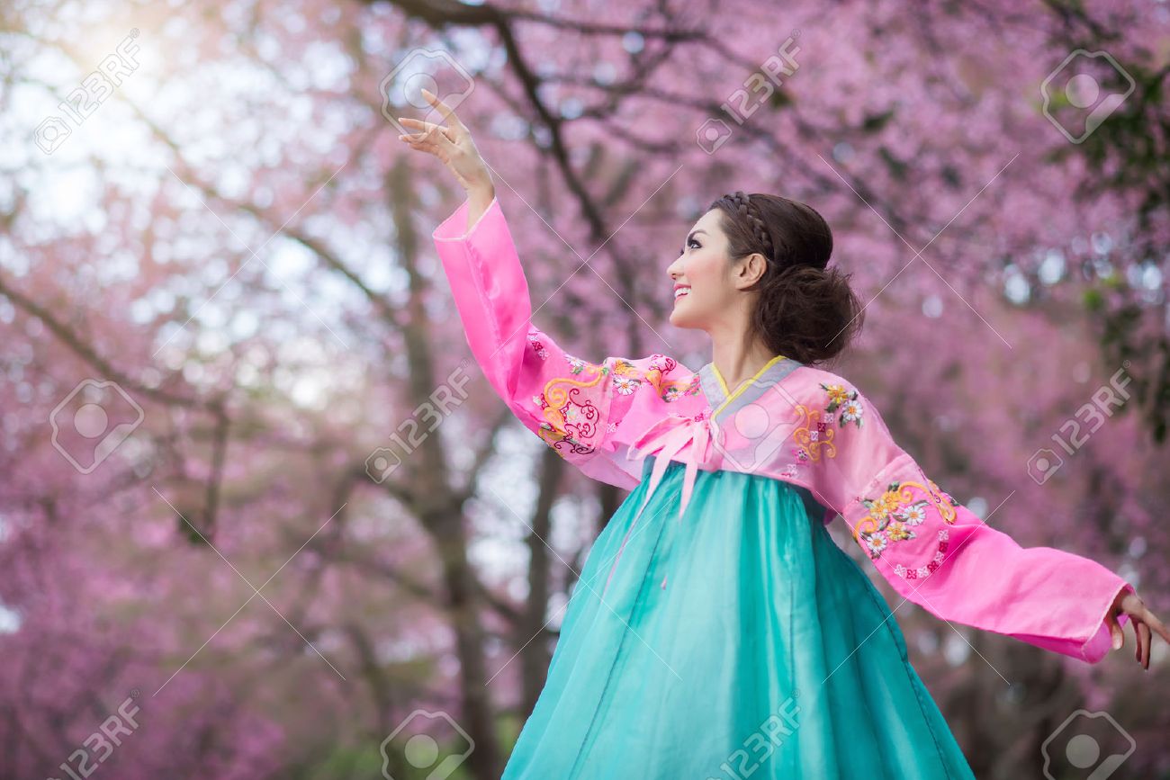 韓 韓国の伝統衣装と桜と美しいアジアの女の子 の写真素材 画像素材 Image