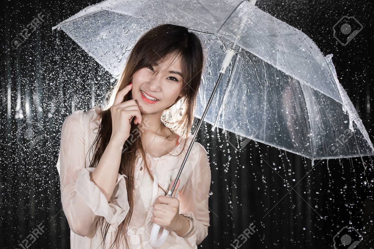 透明傘と雨の幸せな中国の女の子 の写真素材 画像素材 Image