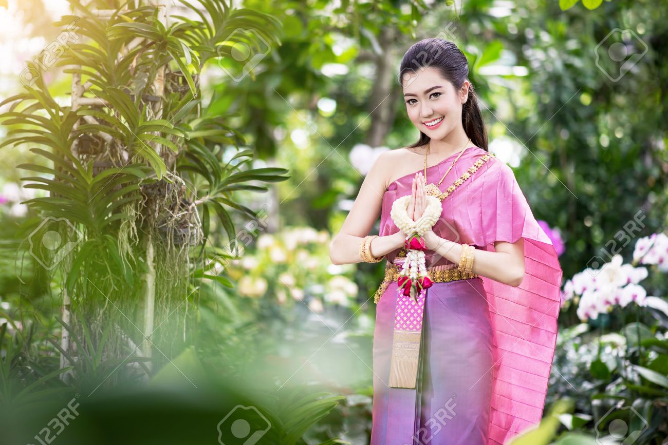 https://previews.123rf.com/images/kikujungboy/kikujungboy1507/kikujungboy150700096/42934480-beautiful-thai-girl-in-thai-traditional-costume.jpg