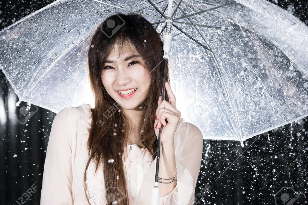 雨の中で透明な傘を持って幸せな女の子 の写真素材 画像素材 Image 雨の中で透明な傘を持って幸せな女の子 の写真素材 画像素材 Image