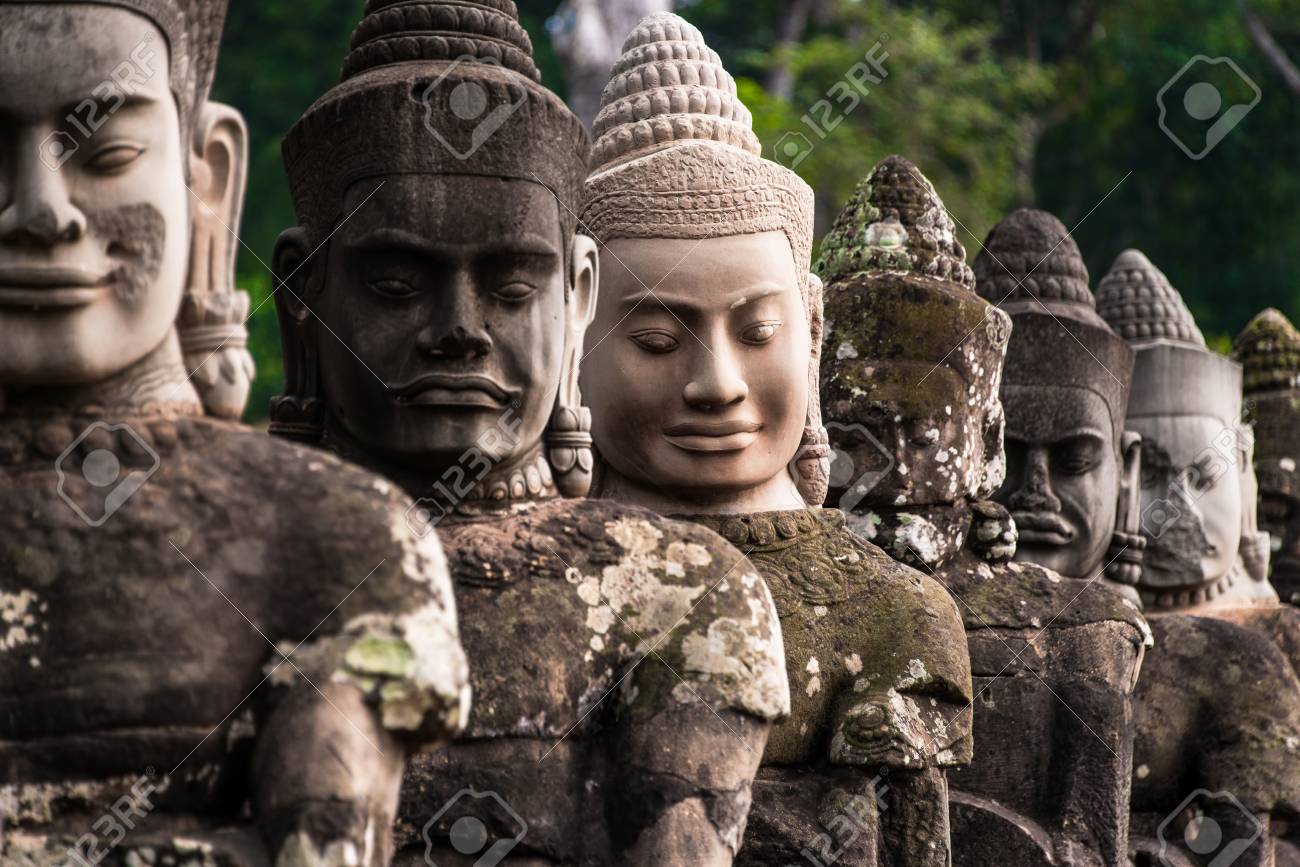 カンボジアのアンコール ・ トムの石門で仏像の石の写真素材