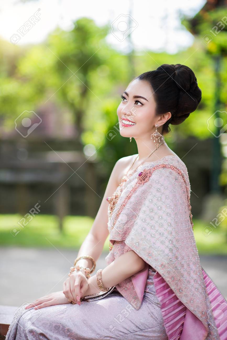 https://previews.123rf.com/images/kikujungboy/kikujungboy1810/kikujungboy181000065/109950122-beautiful-thai-girl-in-thai-traditional-costume.jpg