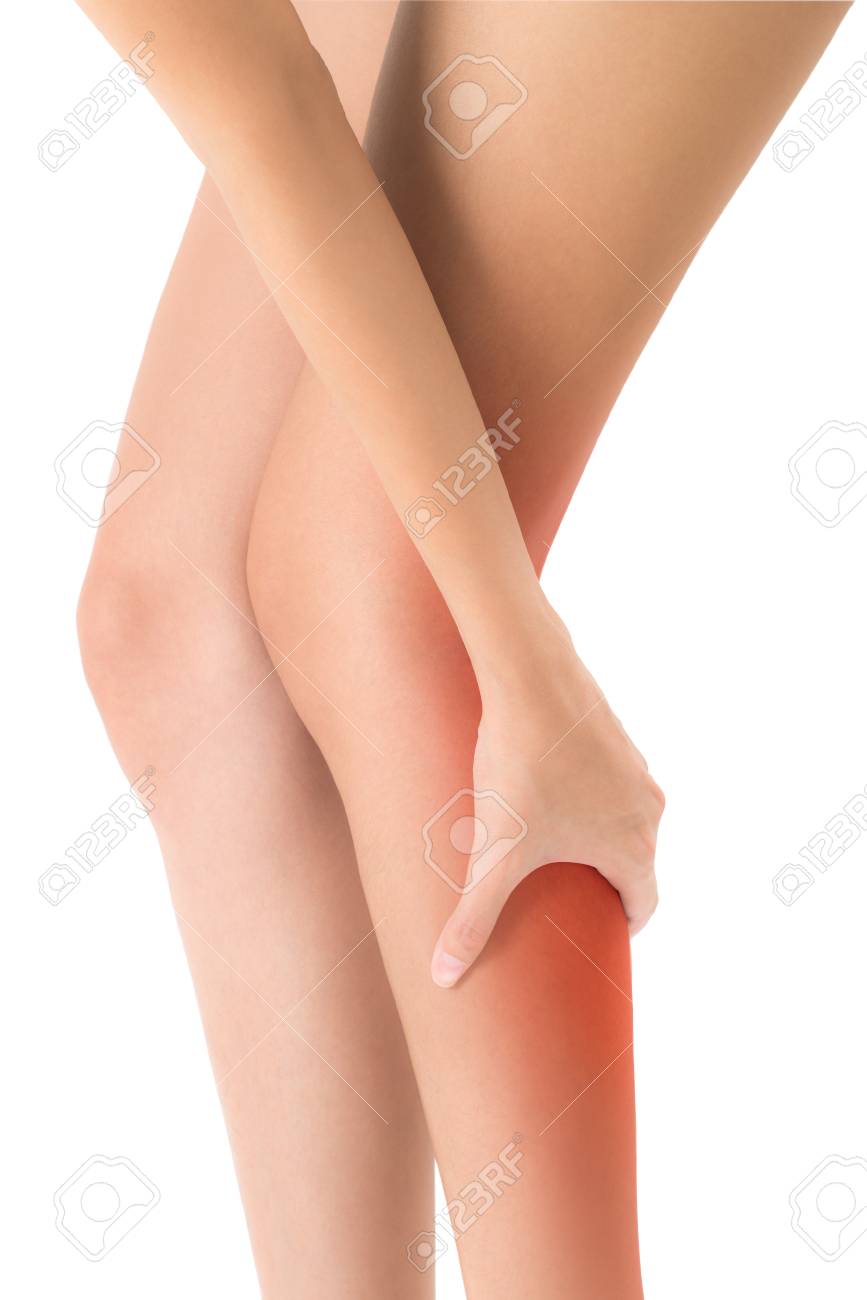 新と赤い痛みの領域でふくらはぎをマッサージで美しい健康的な長い足を保持している女性がハイライトされ 白い背景の上の分離されました の写真素材 画像素材 Image