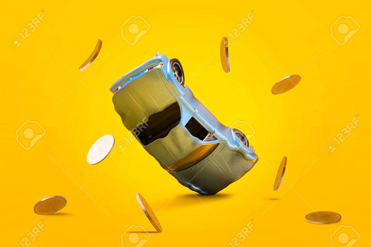 交通事故損傷とゴールド コインは落ちていると爆発シーン 自動車事故保険とお金を失います 貯蓄 金融 割賦支払い 安全 旅行 輸送 事故概念 の写真素材 画像素材 Image