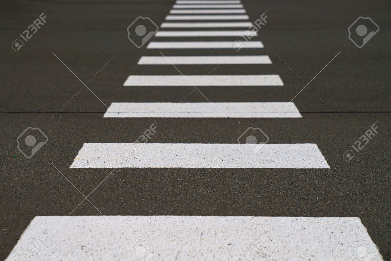 アスファルトのゼブラ横断歩道。遠近法は遠方に後退します。の写真素材