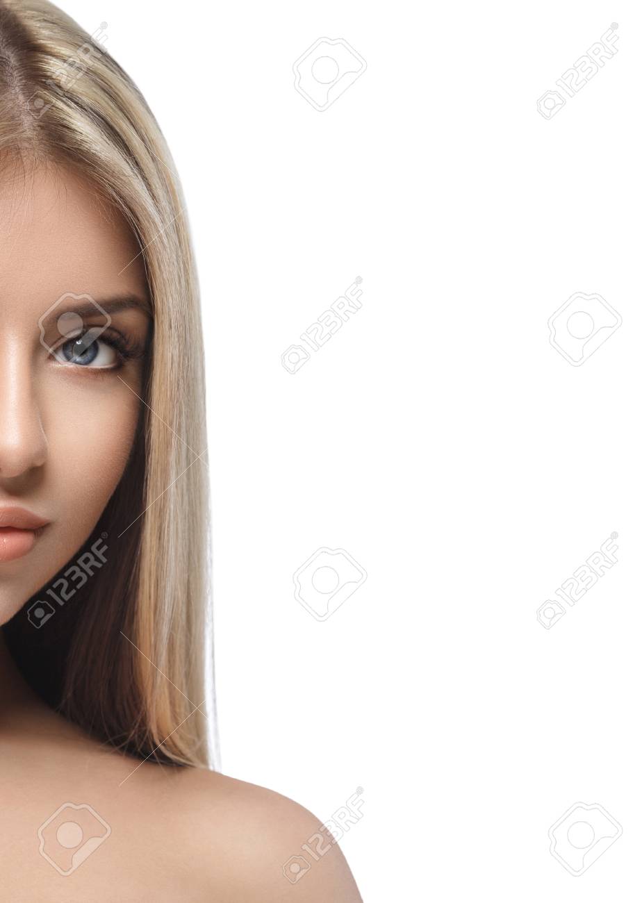 美しい女性の肖像画ハーフ顔白で隔離 スタジオ撮影します の写真素材 画像素材 Image