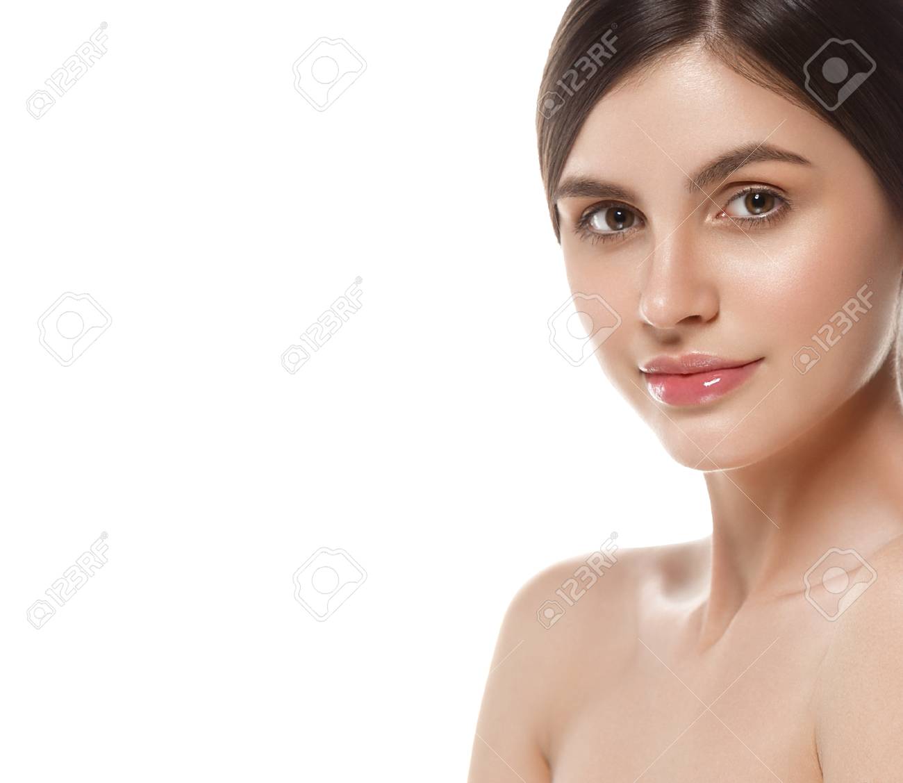 美しい女性顔肖像画美肌ケア概念美容若い女性モデル美少女顔肌頬に触れる手の指です 白で隔離ファッション ビューティー モデル の写真素材 画像素材 Image