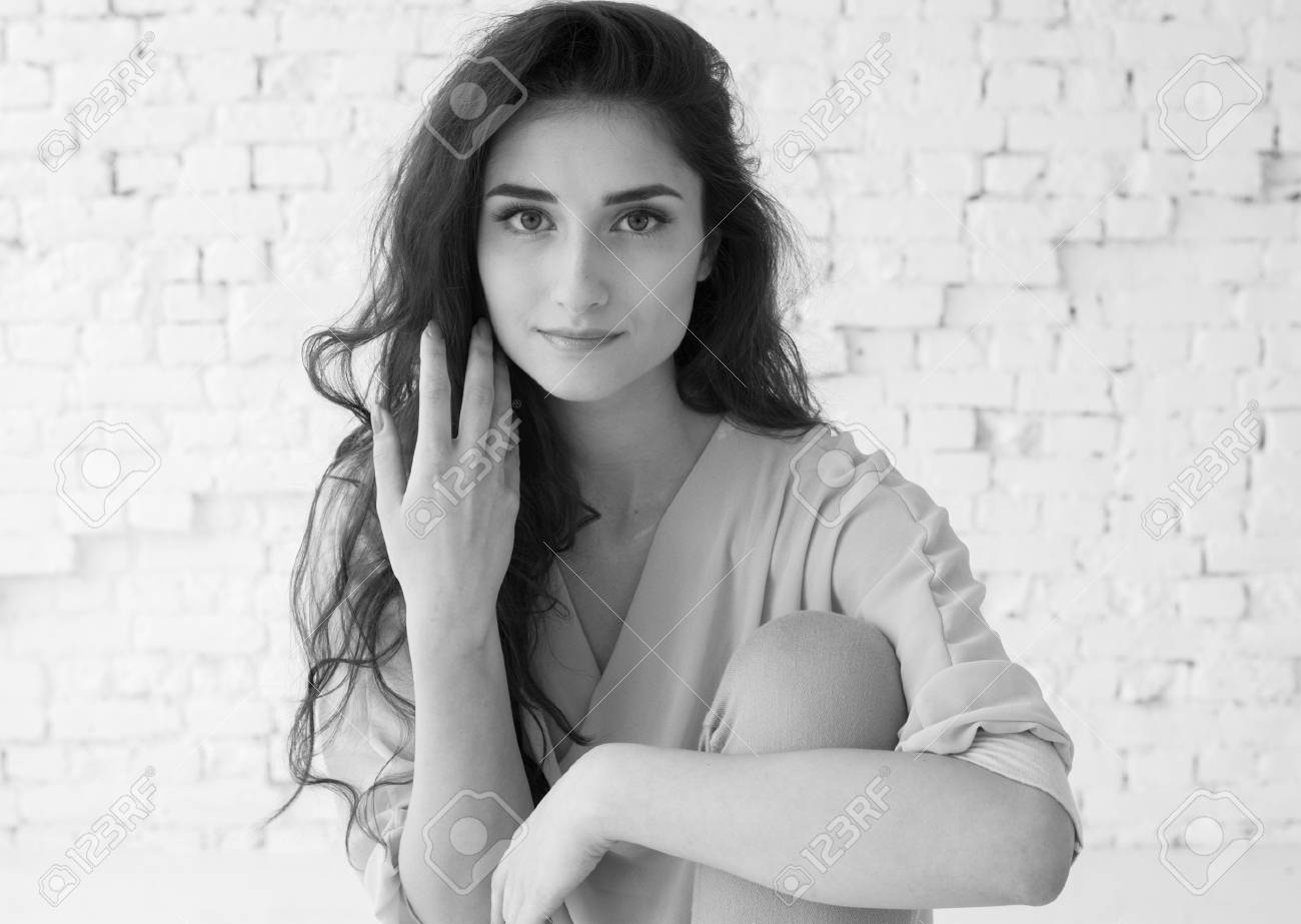 Jeune Belle Femme Jour Lumiere Visage Naturel Portrait Sur Le Mur De Briques Noir Et Blanc Prise De Vue Interieure Banque D Images Et Photos Libres De Droits Image