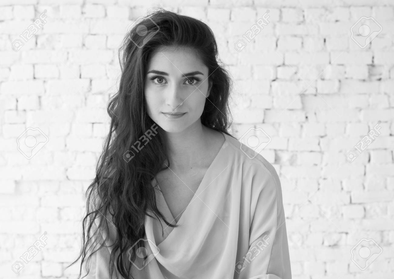 Jeune Belle Femme Jour Lumiere Visage Naturel Portrait Sur Le Mur De Briques Noir Et Blanc Prise De Vue Interieure Banque D Images Et Photos Libres De Droits Image
