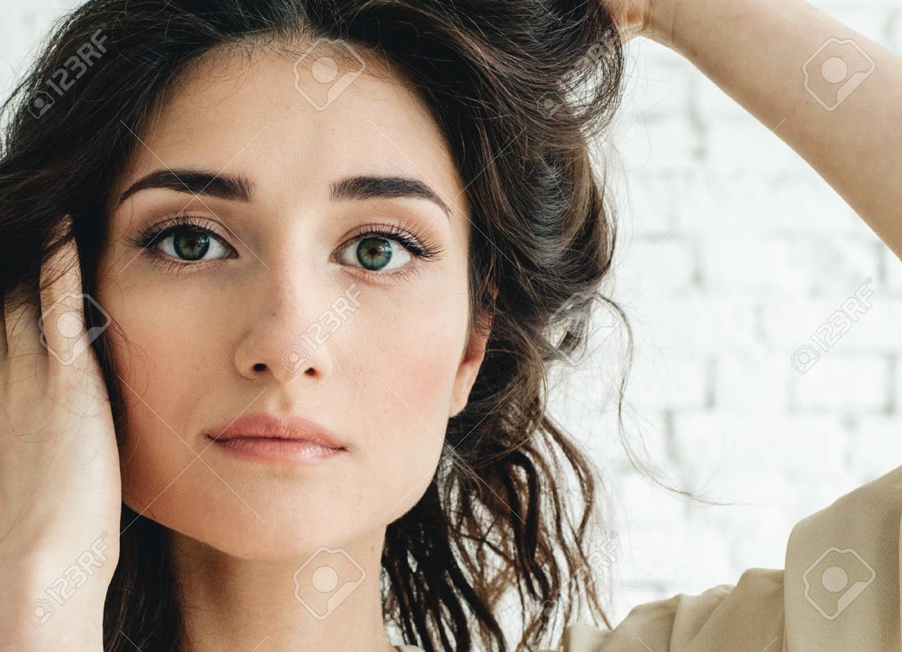 Retrato De Mulher Natural Belo Lindo Casual Pessoas Fotografia Do Estudio Fundo Da Parede De Pedra Fotos Retratos Imagenes Y Fotografia De Archivo Libres De Derecho Image 79451307