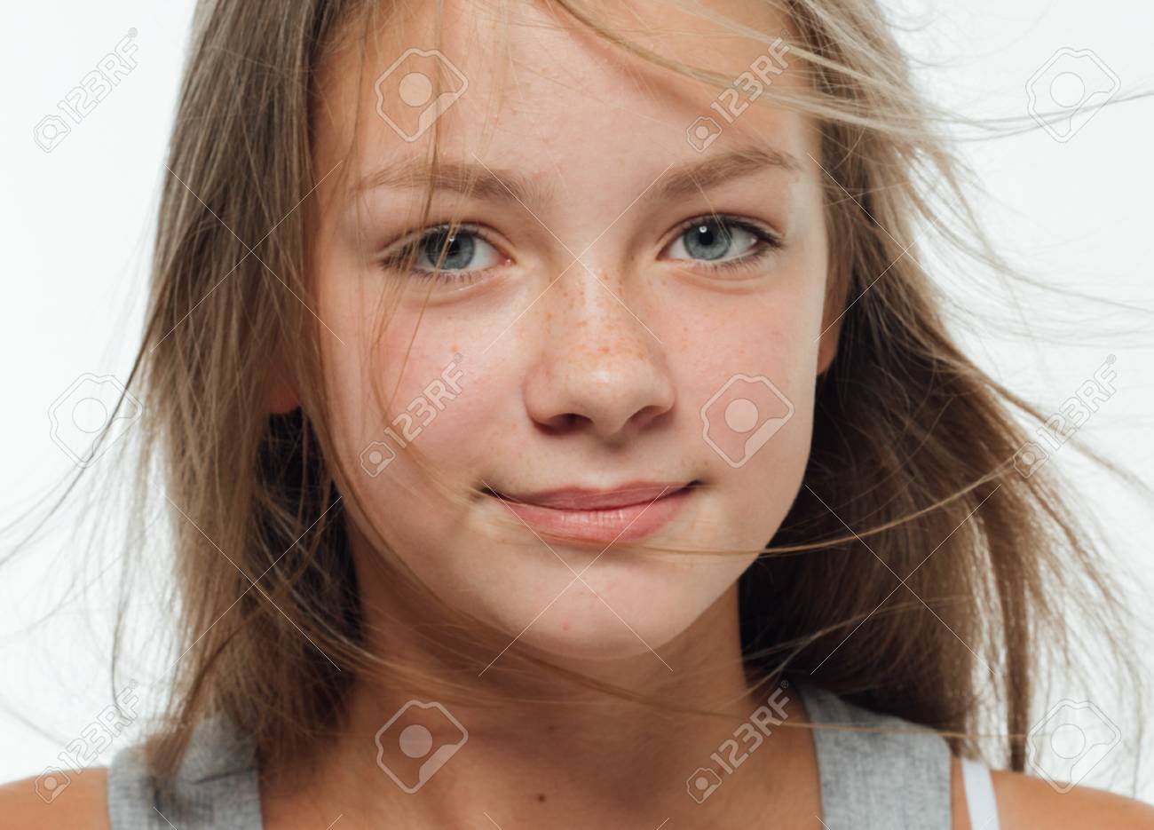 かわいい十代の少女そばかす女の顔クローズ アップ肖像画健康な皮膚 スタジオ撮影します の写真素材 画像素材 Image