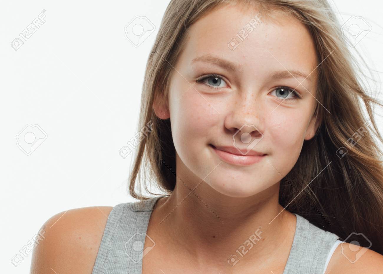 健康な肌とかわいい十代の少女そばかす女顔クローズ アップ肖像 の写真素材 画像素材 Image