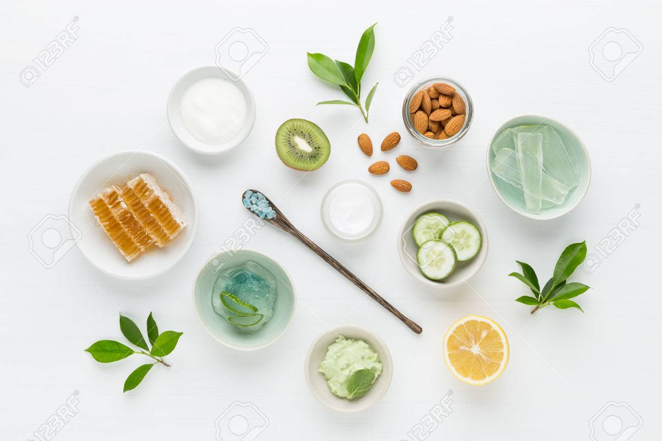 Creme Hygienique Cosmetiques A Base De Plantes Medicinales Pour Produits Beaute Et De Soins De La Peau Miel Citron Amande Kiwi Concombre Aloe Vera Sel Yaourts Sur Fond Blanc Banque D Images Et