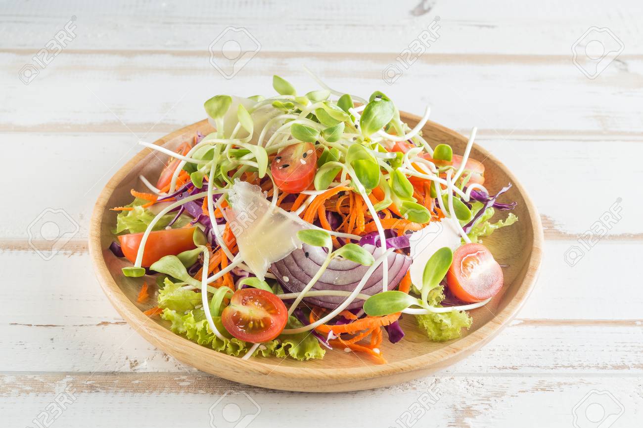 健康的なビーガンランチ料理 トマト きゅうり 赤キャベツ にんじん 玉ねぎ マイクログリーン野菜のサラダを木皿に盛り付けます の写真素材 画像素材 Image