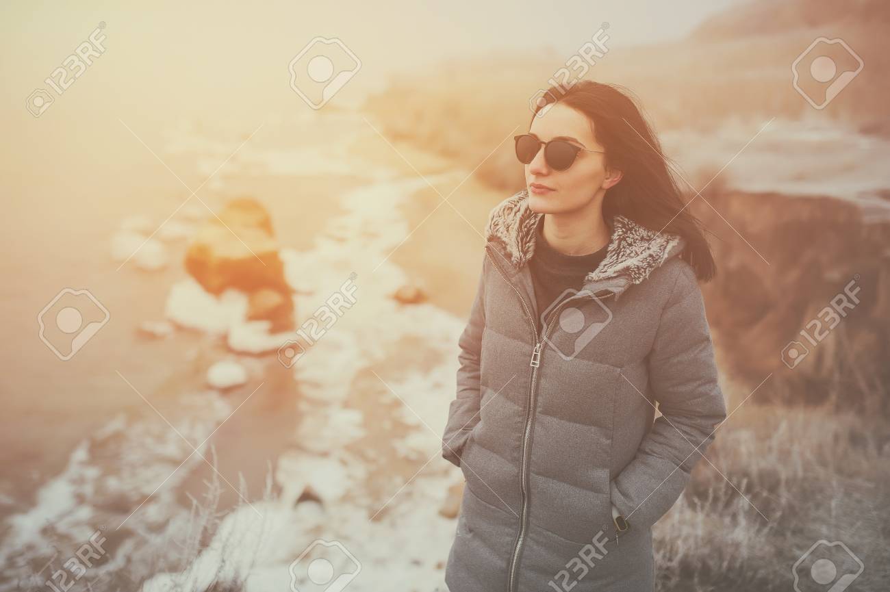 岩の冬の海で美しい笑顔ファッションの女の子 の写真素材 画像素材 Image