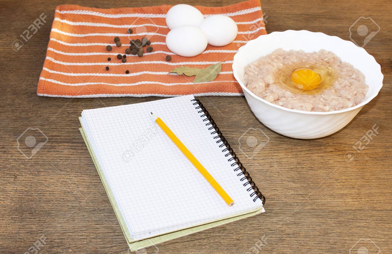 Viande Hachee Avec Des Oeufs Et Des Epices Sur La Table Recette