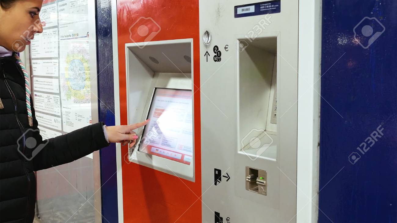 함부르크, 독일 -2010 년 10 월 10 일 : 지하철 지하철 지하철 티켓 기계 젊은 아가씨에 의해 사용됩니다. 여자는 공공 교통  기관 셀프 서비스 티켓 기계에서 티켓을 구입합니다. 로열티 무료 사진, 그림,