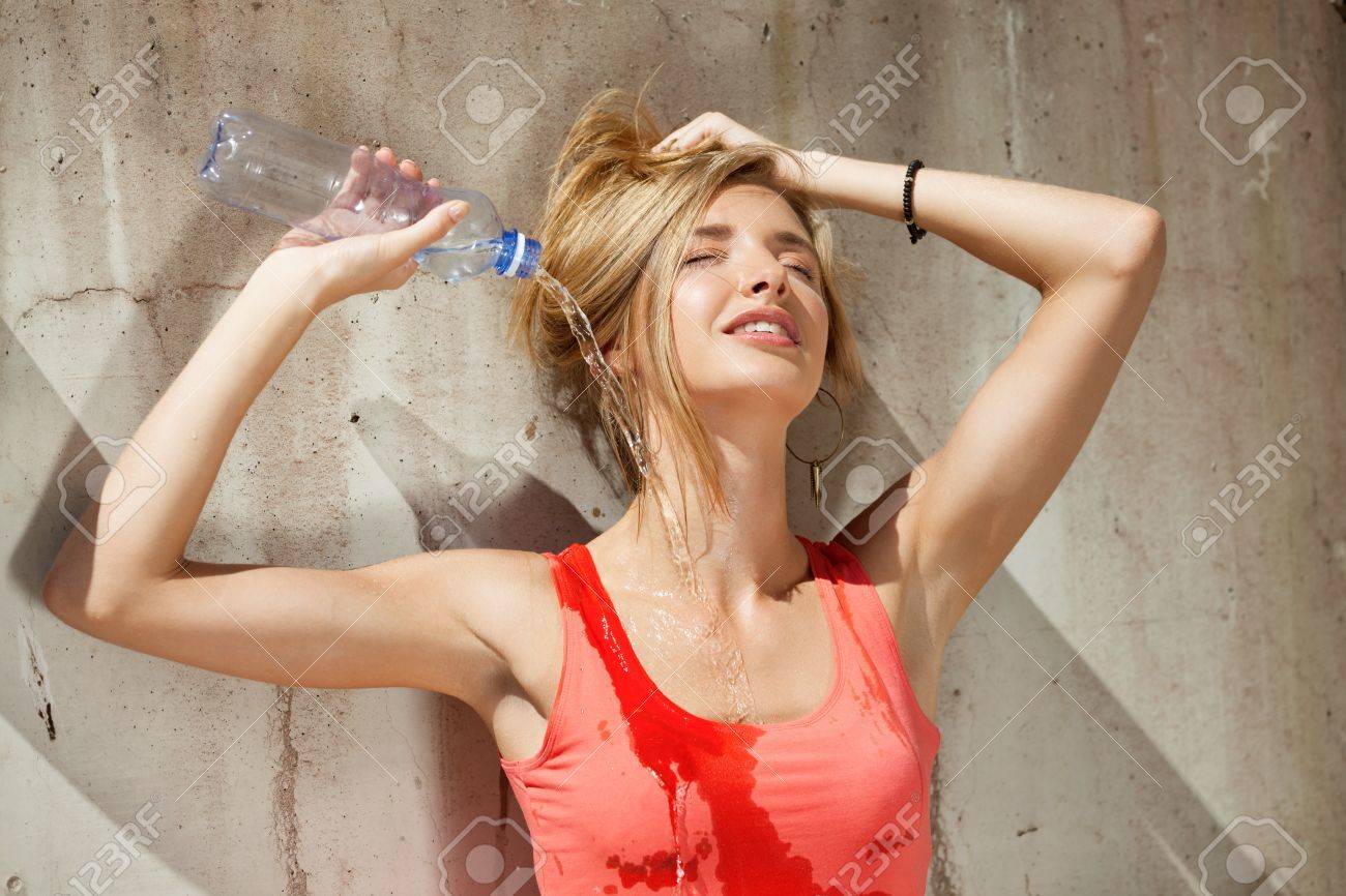 Затопление квартиры. Девушка пьет воду. Вода в подвале. В девушку заливают воду. Налить воду в утюг.