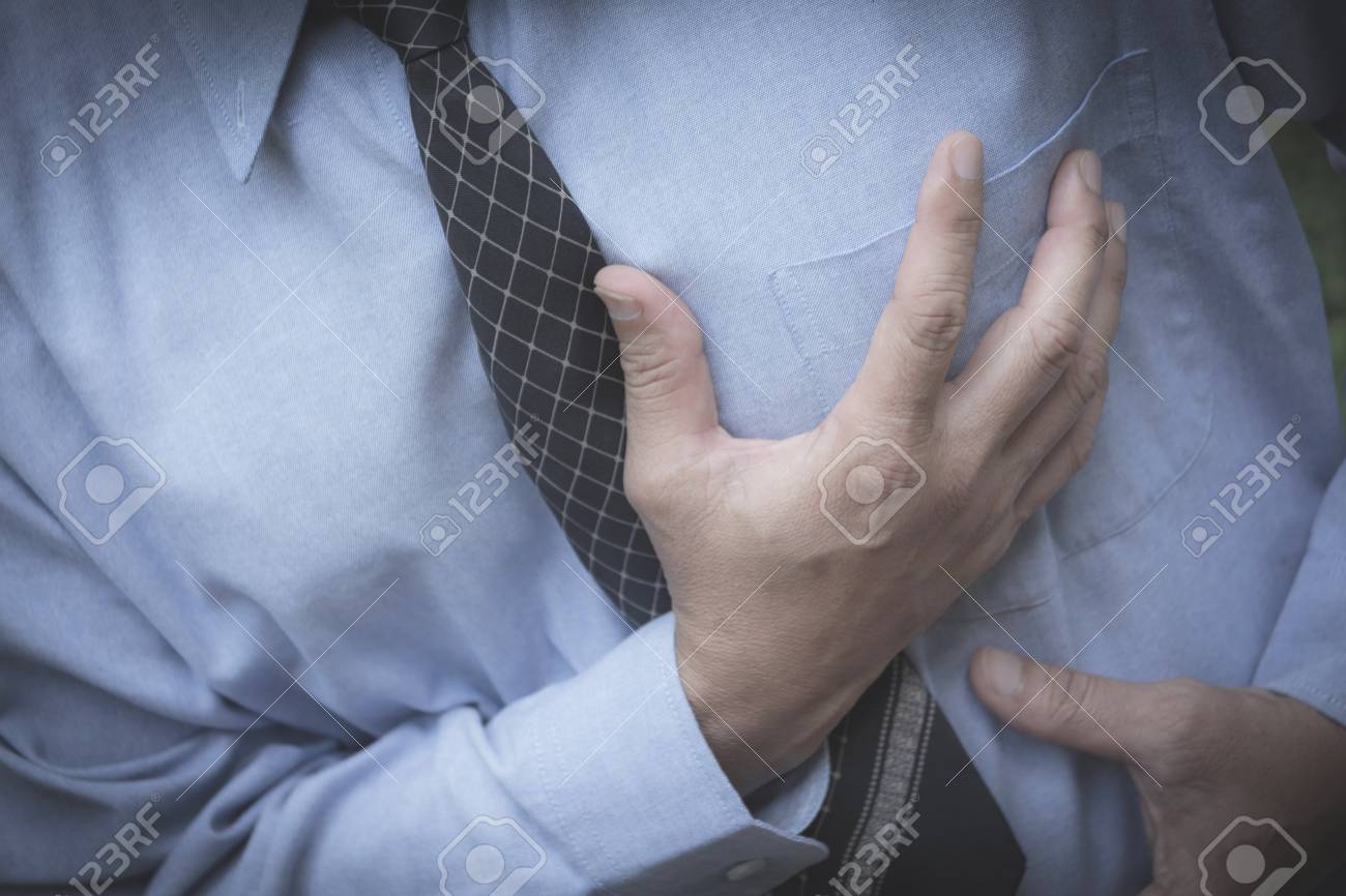 胸の痛みや心臓発作を持つビジネスマン 痛みを保持する手 心臓発作を起こした実業家 の写真素材 画像素材 Image