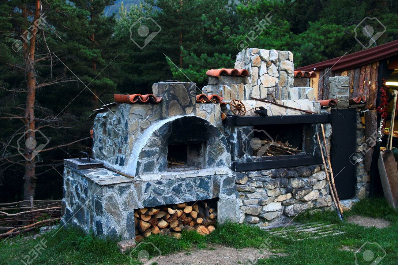 Bbq Ofen Aus Stein Im Hof Des Hauses Gemacht Lizenzfreie Fotos Bilder Und Stock Fotografie Image 22267351
